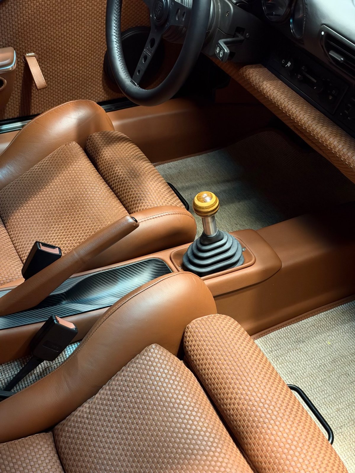 Centre console: carbon console, laminated wood shift knob on leather gaiter, woven seat centres with smooth bolsters, pale woven carpet